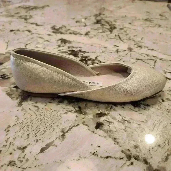 The White Ribbon White Gold Thea Soft Leather Ballet Flat $161 NEW Without Box - Picture 2 of 7